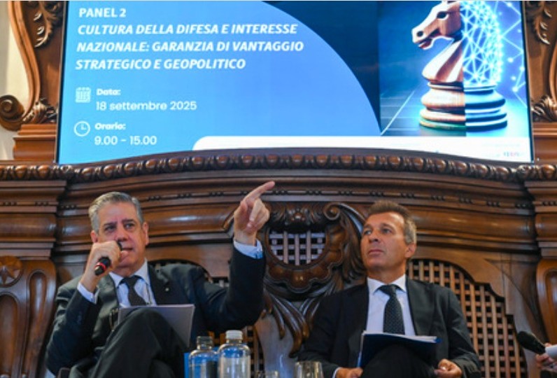 Dettaglio di un panel durante il dibattito